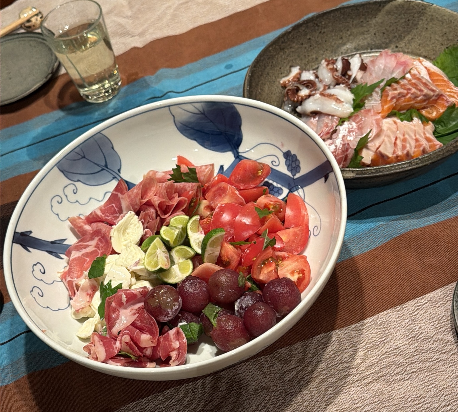 食卓に並んだサラダと刺身の盛り合わせ