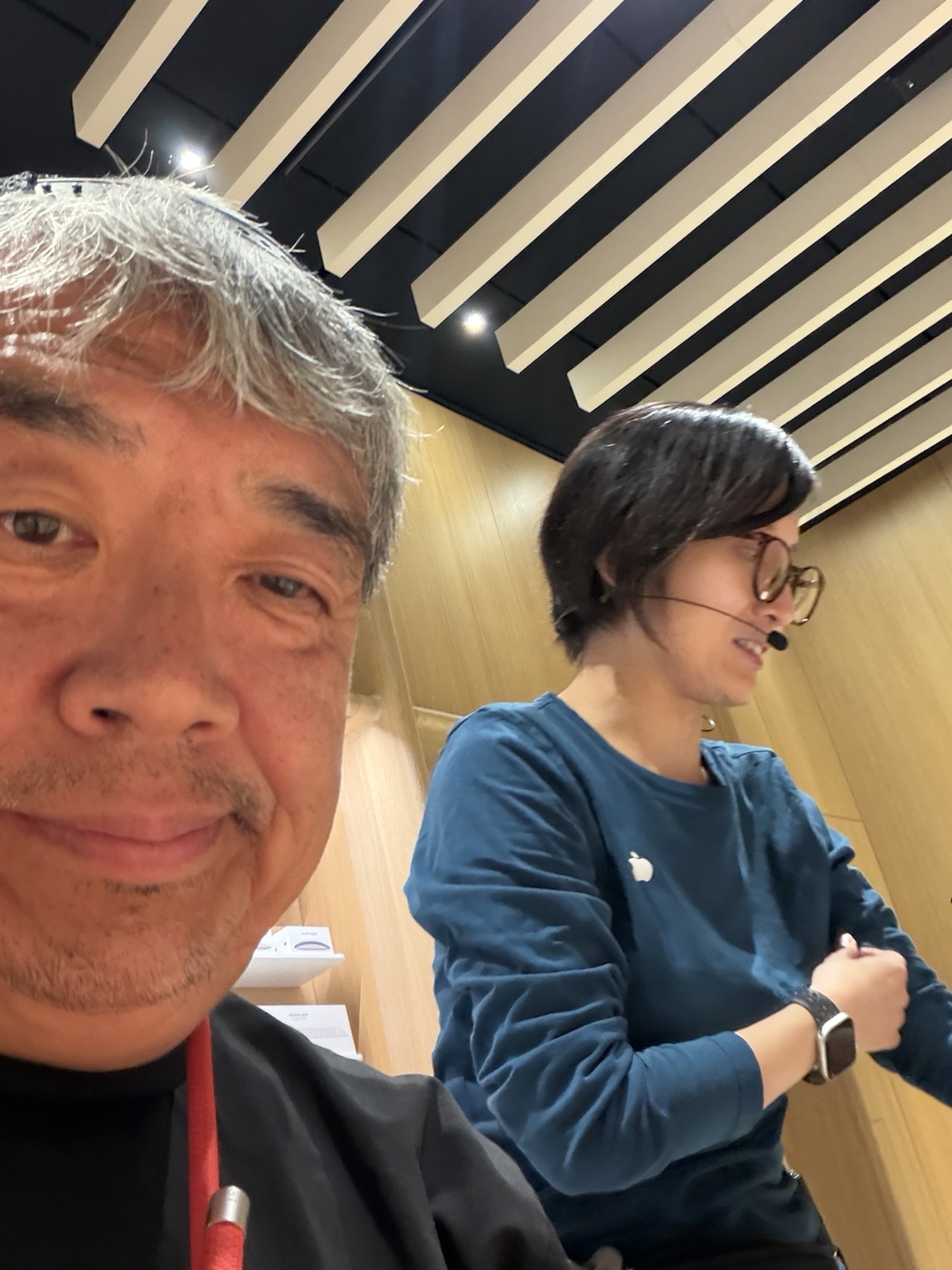 Appleのセッションでスタッフと語らう前田裕三