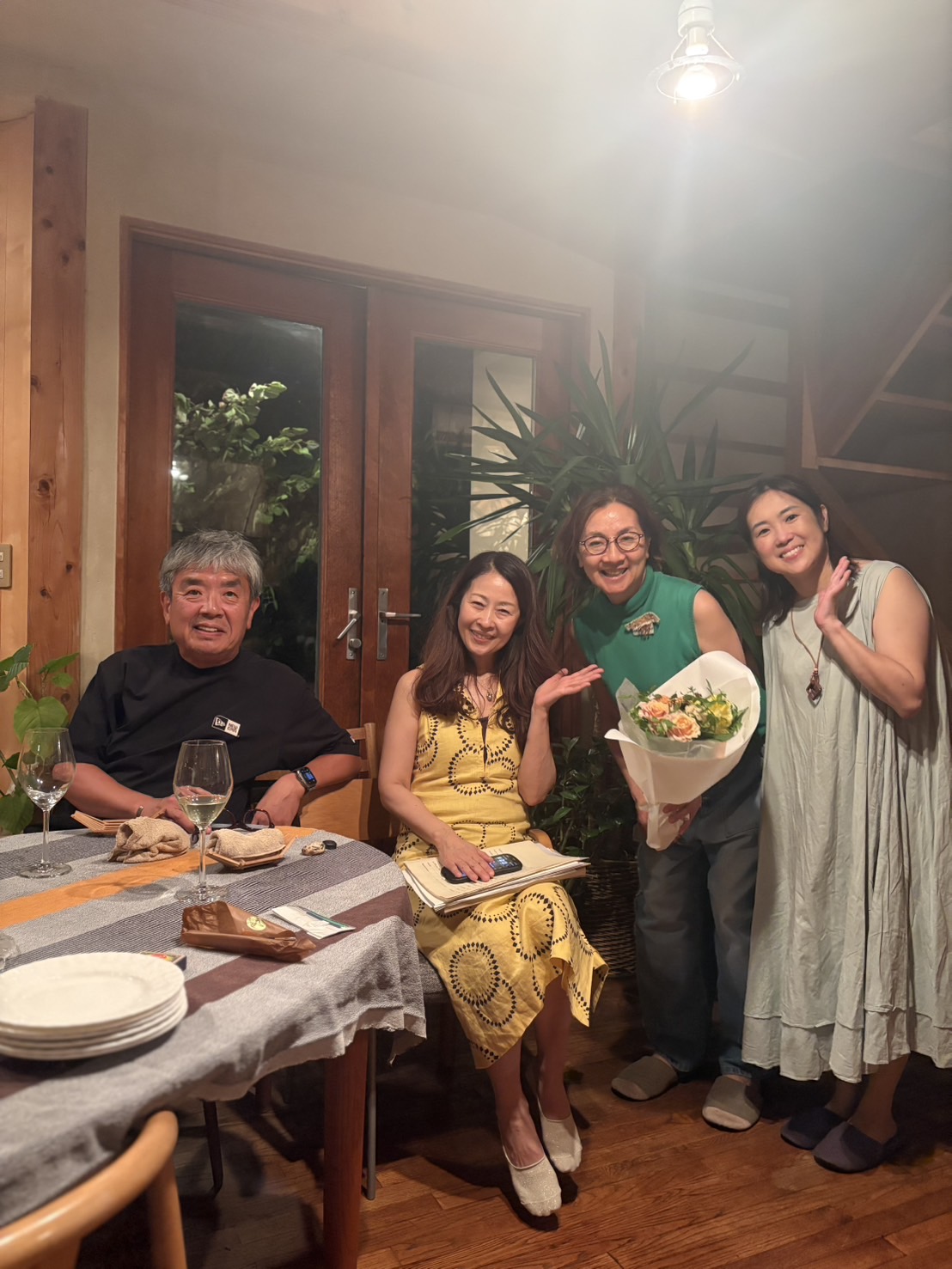 誕生日会で花束を受け取る前田裕三と仲間たち