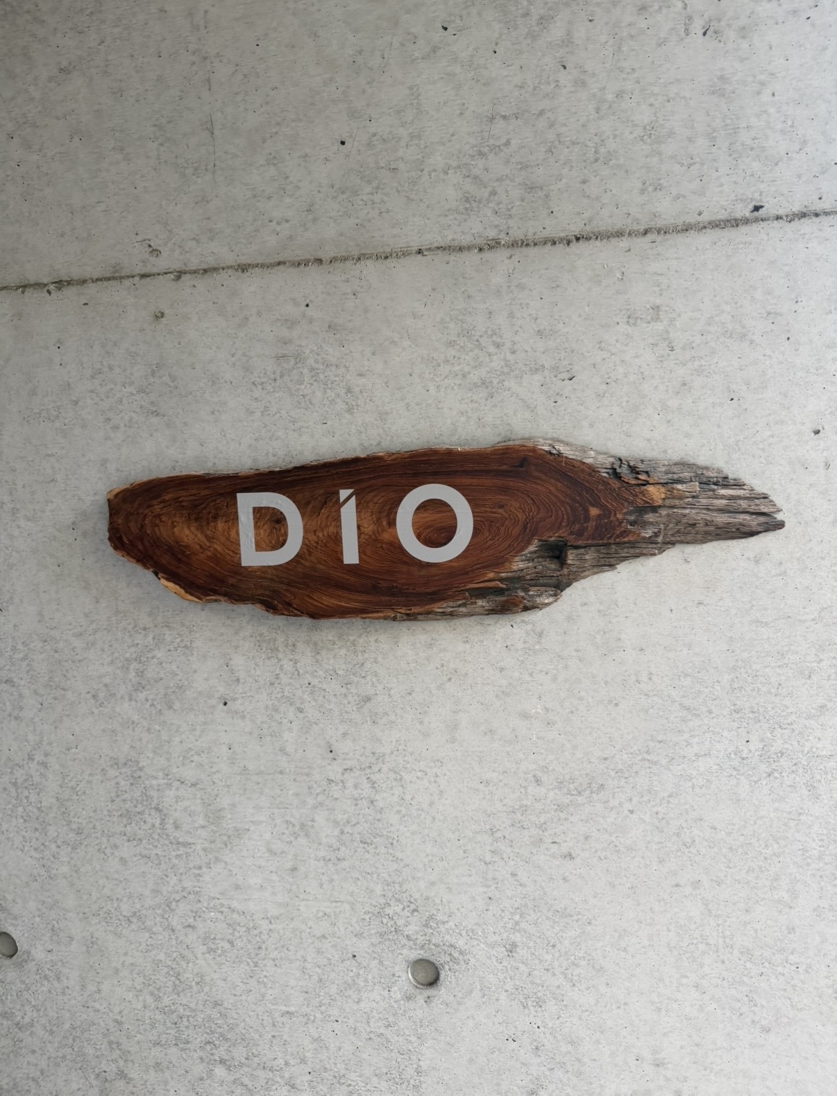 DIOの木製サイン